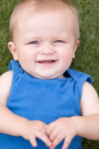 Baby liegt im Gras, Portrait Baby liegt im Gras, Portrait